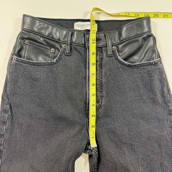 Abercrombie 90s Relaxed Jeans High Rise Mixed Material Faux Leather - Picture 9 of 11